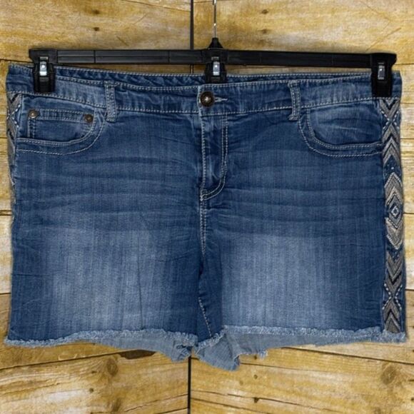 MAURICES CUT OFF EMBROIDERED DENIM FESTIVAL WESTERN CONCERT CLASSIC DENIM SHORTS - Picture 1 of 4